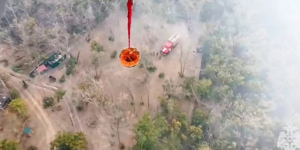 Для тушения пожара в Багаевском районе была привлечена пожарная авиация МЧС. Источник фото: скриншот оперативной видеосъемки ГУ МЧС по Ростовской области.