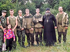 На Вахте памяти - поисковики и священнослужители