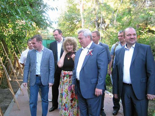 Дочь Анатолия Калинина Наташа (в центре) показывает именитым гостям фотоэкспозицию, посвященную отцу.