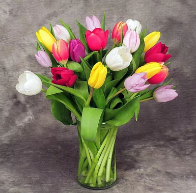 Кадровикам и учителям на 8 Марта дарите тюльпаны, медсестрам и юристам — розы