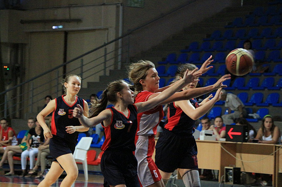 Ростовчанки (черно-красные) против кубанской команды. Увы, пока не удалось...