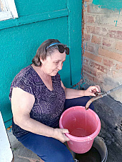 Наталья Лазарева, как и ее земляки, ведет «ночной образ жизни», пытаясь набрать хоть немножко воды.