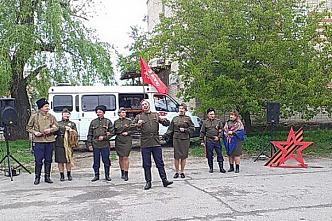 В Константиновске пели военные песни во дворах
