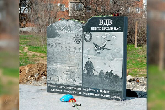 На пустыре в Донецке появился памятник десантникам
