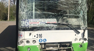 В Ростове пять автомобилей и два автобуса столкнулись на улице Каскадной