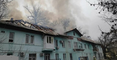 На месте вчерашнего пожара в таганрогском жилом доме, действует режим ЧС