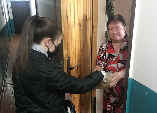 Волонтер Валерия ДАВЫДЕНКО выполняет заказ жительницы поселка Усть-Донецкого Надежды ХРАМУШИНОЙ.