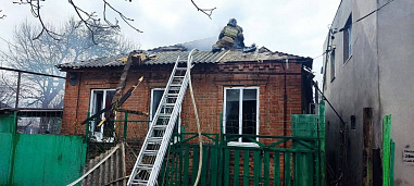 В Ростове, на улице Рылеева, горят два частных дома. Один человек погиб