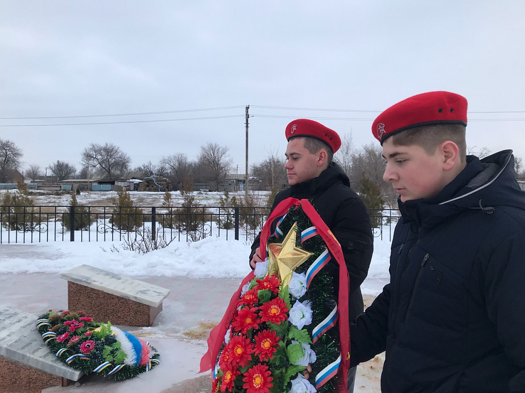 На снимках: митинг, посвящённый Дню освобождения Пролетарского района от немецко-фашистских захватчиков в Дальненском сельском поселении