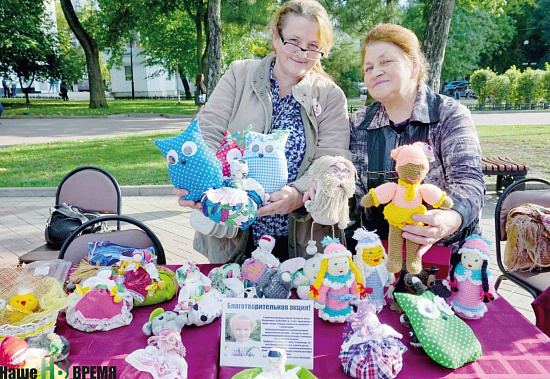 Купив самодельную игрушку, можно было поучаствовать в благотворительной акции.