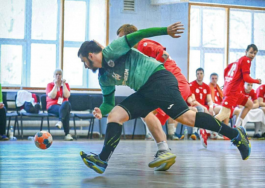 Двое игроков-богатырей бьются за один маленький мяч… Фото с сайта ГК « Акбузат »