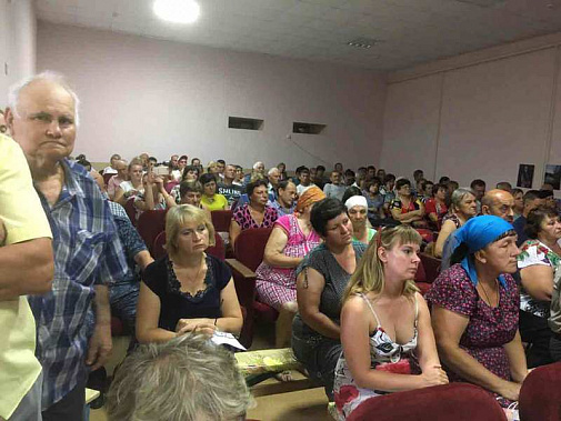 В Недвиговке во время слушаний зал был переполнен. Среди собравшихся не нашлось сторонников строительства отходоперерабатывающего комплекса.