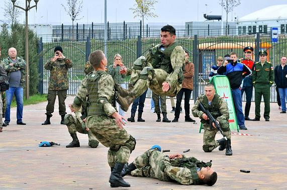 В ростовском парке «Левобережный» прошли показательные выступления военных