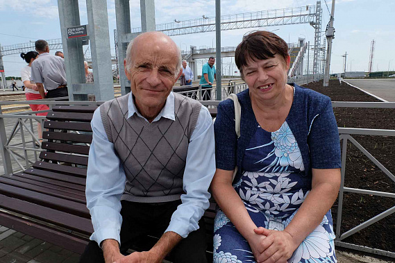 Супруги Сергей и Нина РУДЕНКО считают, что новый вокзал – хороший. Но раньше, когда поезда останавливались в родном Чертково, добираться до станции было удобнее.