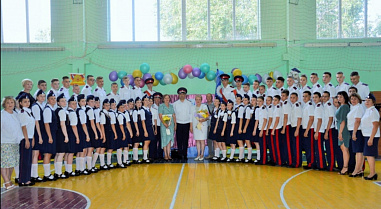 Первую сентябрьскую линейку в казачьем кадетском корпусе Белой Калитвы провели торжественно и ярко