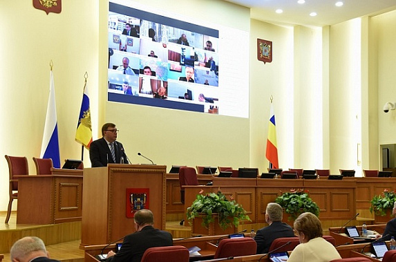 Председатель Законодательного собрания области А. Ищенко, открывая заседание, подвел краткие итоги уходящего года..