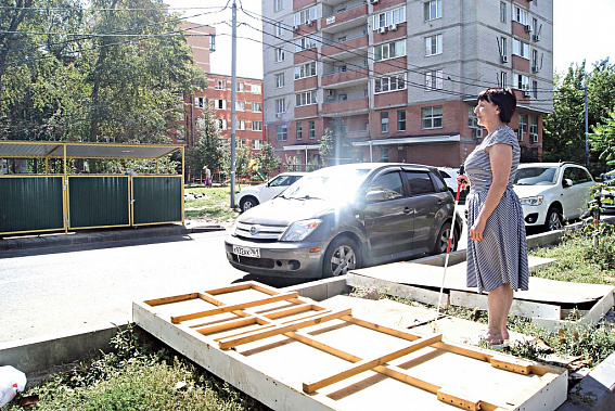 Вот через такой мостик на разделительной полосе на ул. Толмачева Татьяна РУБАНСКАЯ переходит каждый день, чтобы вынести мусор. Для незрячего человека это – опасно. Особенно если учитывать, что в этом месте нет пешеходного перехода. Вот через такой мостик на разделительной полосе на ул. Толмачева Татьяна РУБАНСКАЯ переходит каждый день, чтобы вынести мусор. Для незрячего человека это – опасно. Особенно если учитывать, что в этом месте нет пешеходного перехода.