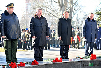 Возложили цветы к мемориальному комплексу