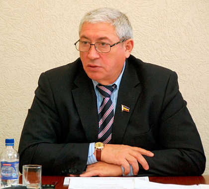 – Работа предстоит очень скрупулезная, большая и серьезная, – подчеркнул председатель комитета Владимир ГРЕБЕНЮК. – Она может занять большой промежуток времени – может быть, год, прежде чем мы примем закон во втором чтении. – Работа предстоит очень скрупулезная, большая и серьезная, – подчеркнул председатель комитета Владимир ГРЕБЕНЮК. – Она может занять большой промежуток времени – может быть, год, прежде чем мы примем закон во втором чтении.