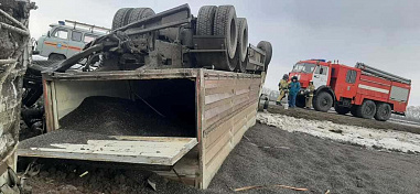 В Сальском районе опрокинулся КАМАЗ