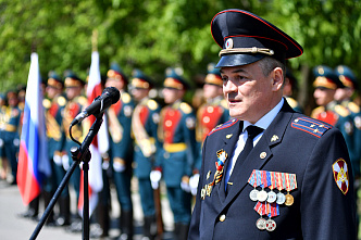 Ветеран ВОВ Петр Голышкин принял парад у своего дома
