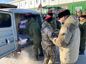 Замгубернатора Ростовской области отвез рождественские подарки мобилизованным землякам в зону СВО