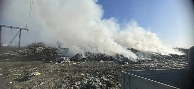В Зернограде продолжается тушение пожара на полигоне твердых коммунальных  отходов