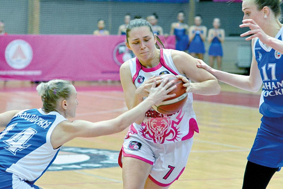 С мячом разыгрывающая ростовчанок Элеонора ОЛЕЙНИКОВА.