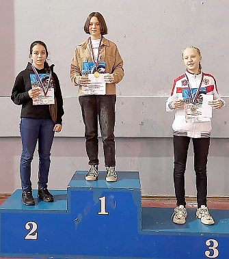 Трехкратная чемпионка ЮФО – 2021 Екатерина КИРДЯШКИНА (в центре).