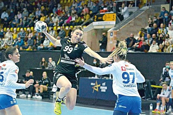 Ворота черногорского клуба атакует Виктория БОРЩЕНКО, забившая в матче четыре мяча.