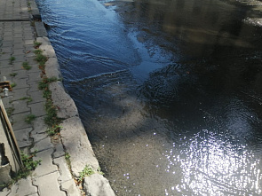 В центре Ростова снова прорвало водопровод