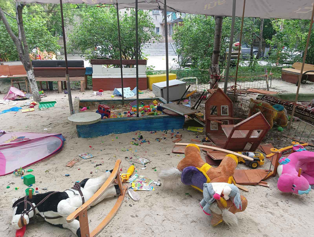 Некоторым жильцам многоэтажек не нравится красивое, и они устраивают вот такие акты вандализма..