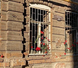 Ростовчане приносят цветы к дому на Станиславского, 39