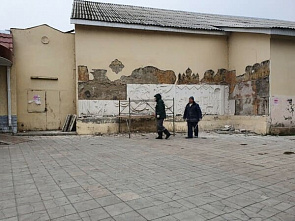 В Волгодонске демонтировали сказочный барельеф