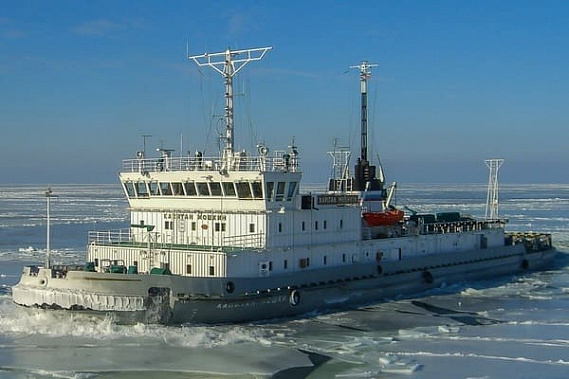 В порту Азова приступила к работе ледокольная команда