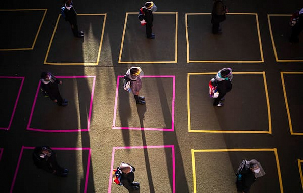 Младшеклассники Йоханнесбурга в очереди на вход в школу