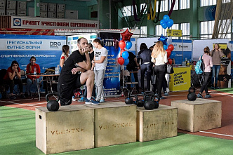 Руки вместе, ноги шире