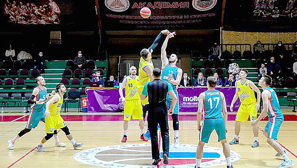 «Барсы» начинают (желтая форма), но проигрывают...