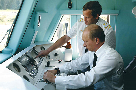 В.В. Путин в кабинете электровоза «Ермак».