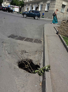 Как видно, промоина расположена ниже сливной решетки – не принимает ростовская ливнёвка осадки!