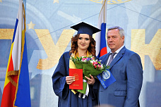 В ДГТУ вручили дипломы лучшим выпускникам