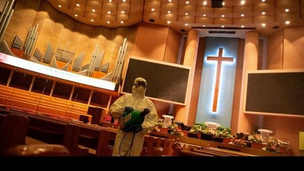 Дезинфекция в церкви после массовой вспышки коронавируса среди протестантов Южной Кореи