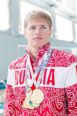 Трехкратный чемпион мира учит особенных детей плавать
