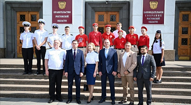 В Ростове представители Южной транспортной прокуратуры и депутаты встретились со студентами, чьи родственники находятся в зоне СВО