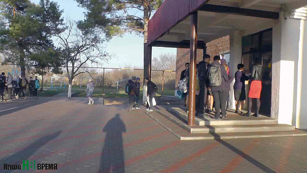 Иначе выглядит теперь и главный вход в школу. Раньше на площадке, где проводятся все торжественные линейки, легко можно было подвернуть ногу, танцуя школьный вальс.