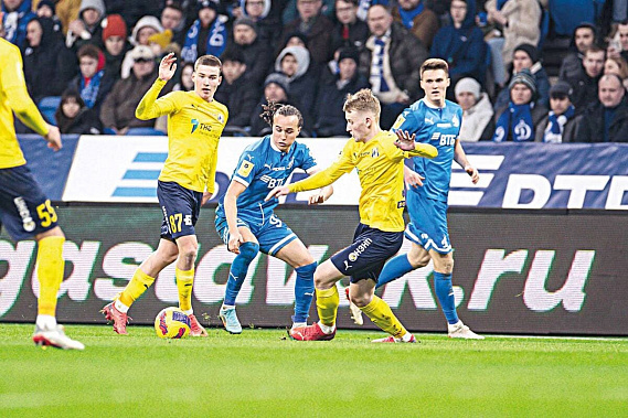 За мяч с динамовцем (в центре) борются Виктор МЕЛЕХИН (справа) и Андрей ЛАНГОВИЧ (№ 87). Фото с www.fc_dinamo.ru