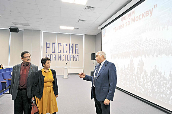 Руководитель исторического парка В. ГЛАДКИЙ (справа) рассказал депутатам И. НЕСТЕРЕНКО и В. КОЛЕСНИКОВОЙ, как расходуются средства, выделяемые из бюджета.