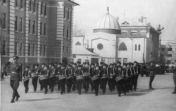 В советскую пору здание бфывшей Соборной мечети, оказавшееся на территории воинской части, было капитально перестроено в солдатский клуб - ныне заброшенный. Источник фото: rbc.rostov.ru