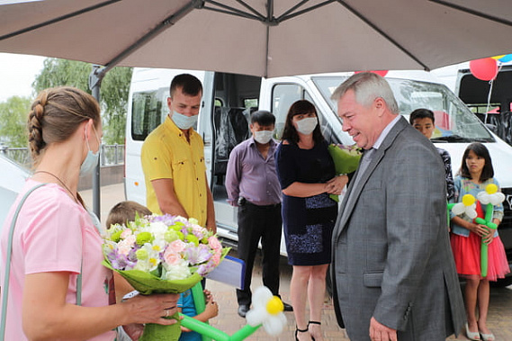 В Ростовской области восемь многодетных семей получили микроавтобусы