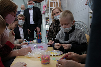 На Дону с наступающим 8 марта поздравляют прибывших из Донбасса девочек и женщин